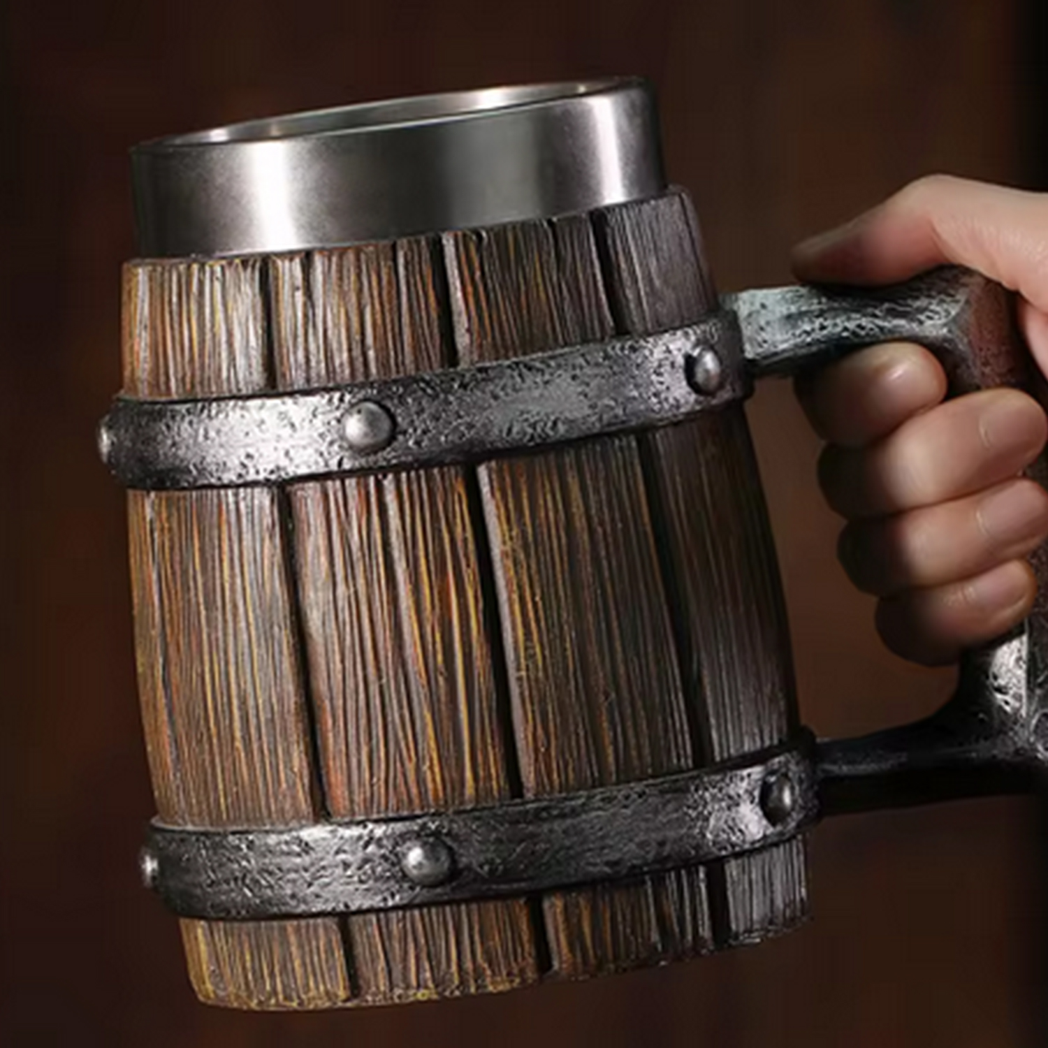 復古木桶啤酒杯不鏽鋼內膽特寫 - Rustic Wooden Beer Mug with Stainless Steel Interior Close-up