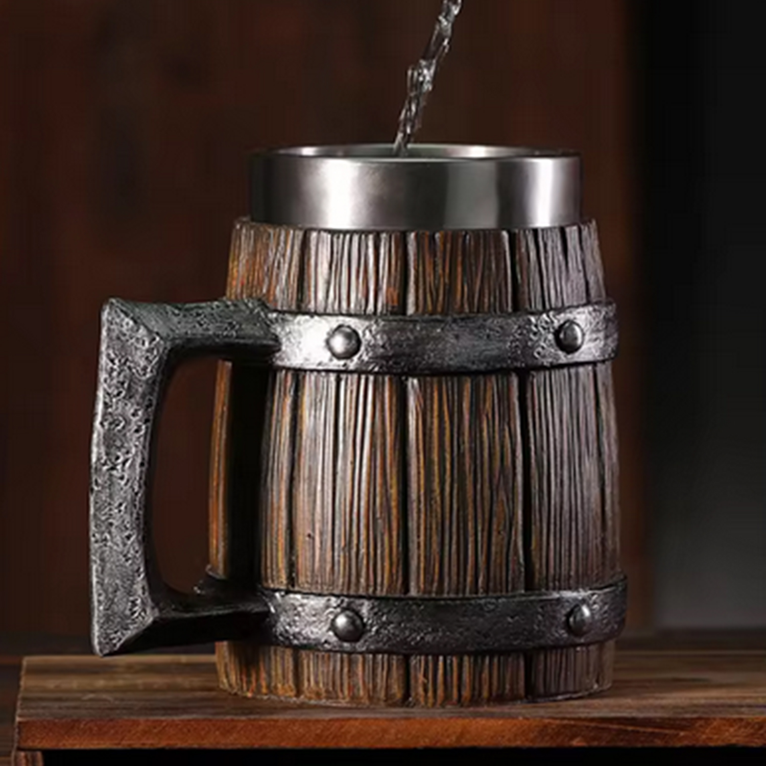 木桶啤酒杯倒入飲品實拍 - Wooden Beer Mug Pouring Beverage Action Shot